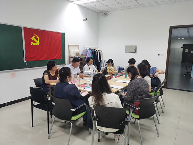 服装系组织生活会.jpg